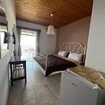 拉卡萨德艾琳旅馆 Áyios Nikítas