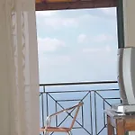 拉卡萨德艾琳旅馆 Áyios Nikítas