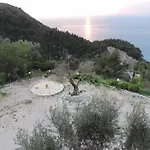 拉卡萨德艾琳旅馆 Áyios Nikítas