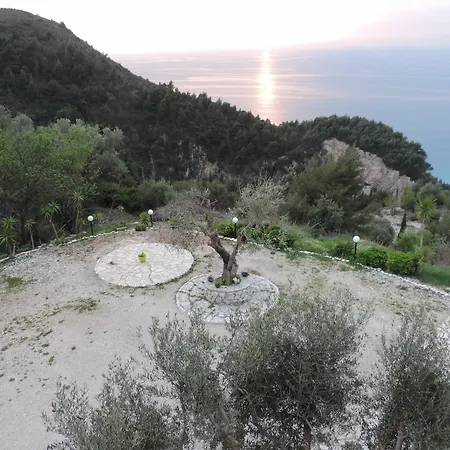 拉卡萨德艾琳旅馆 Áyios Nikítas